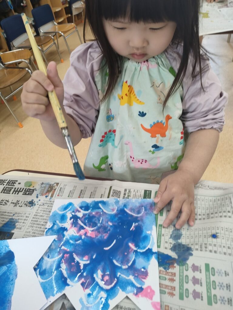 筆でなぞると、隠れていた模様がふわり——うめ組さん(3歳児クラス)のはじき絵