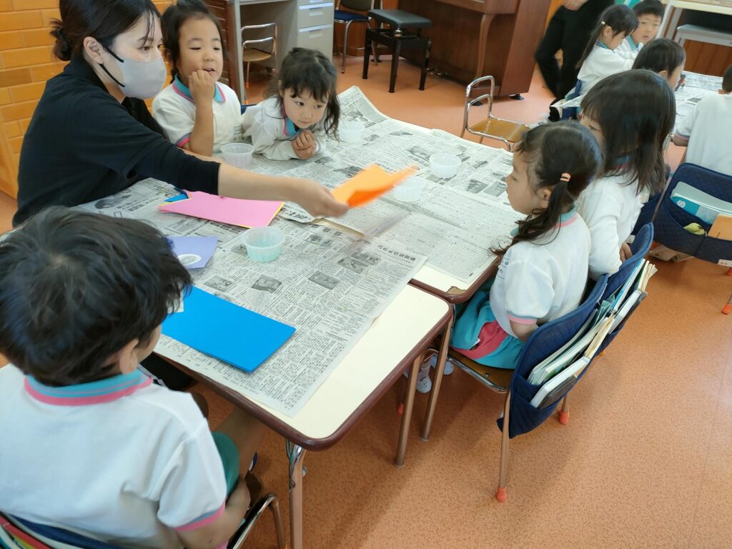 「これにする」——四つの見本から、自分の一枚を選ぶもも組さん(4歳児クラス)