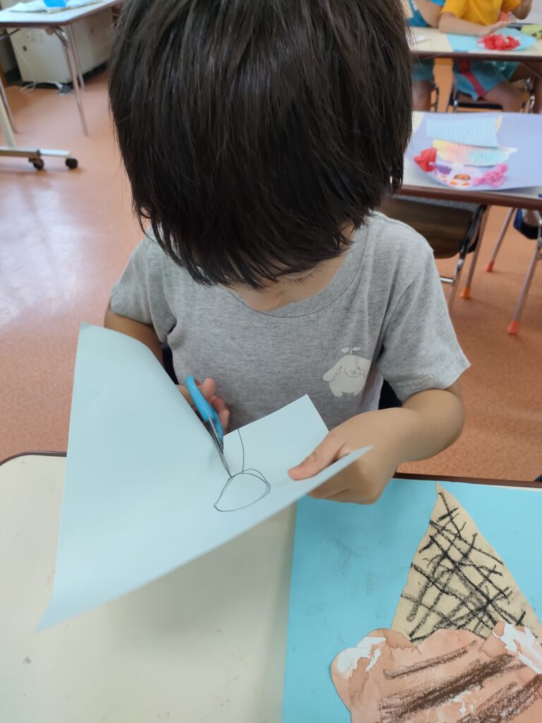 スプーンやいちごを添えて仕上げる、もも組さん(4歳児クラス)のオリジナルアイス