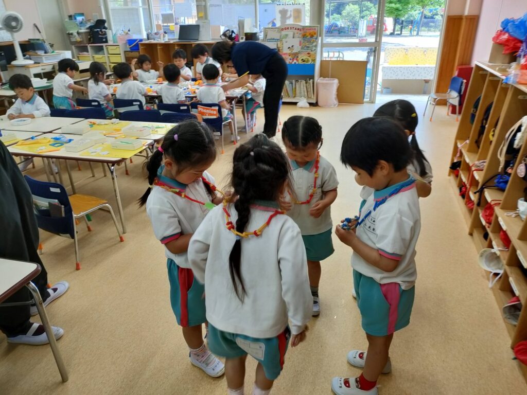 「見てみて、出来上がったよ」自分で選んだ王冠を見せ合ううめ組(3歳児クラス)