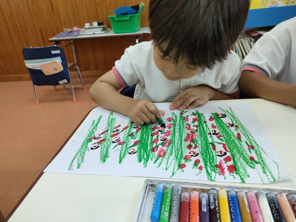 昨日の景色を思い出しながら、画用紙に向かうもも組さん