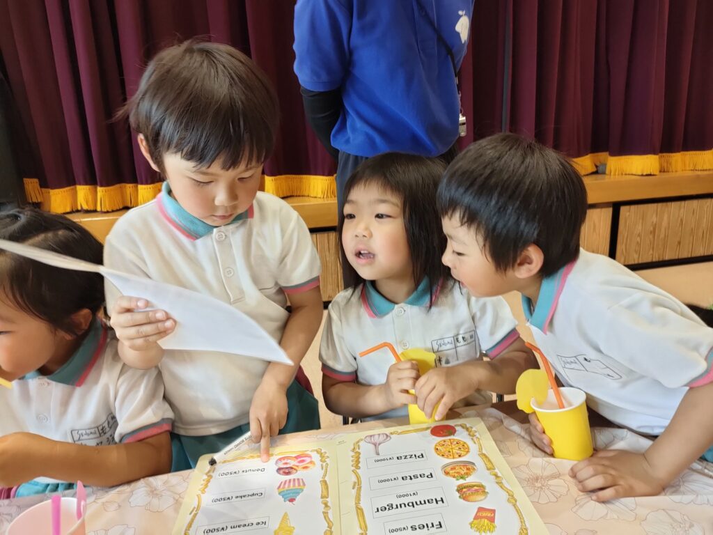 英語で注文をやりとりする「Sendan Little Kitchen」— さくら組(5歳児クラス)さんのお店屋さん