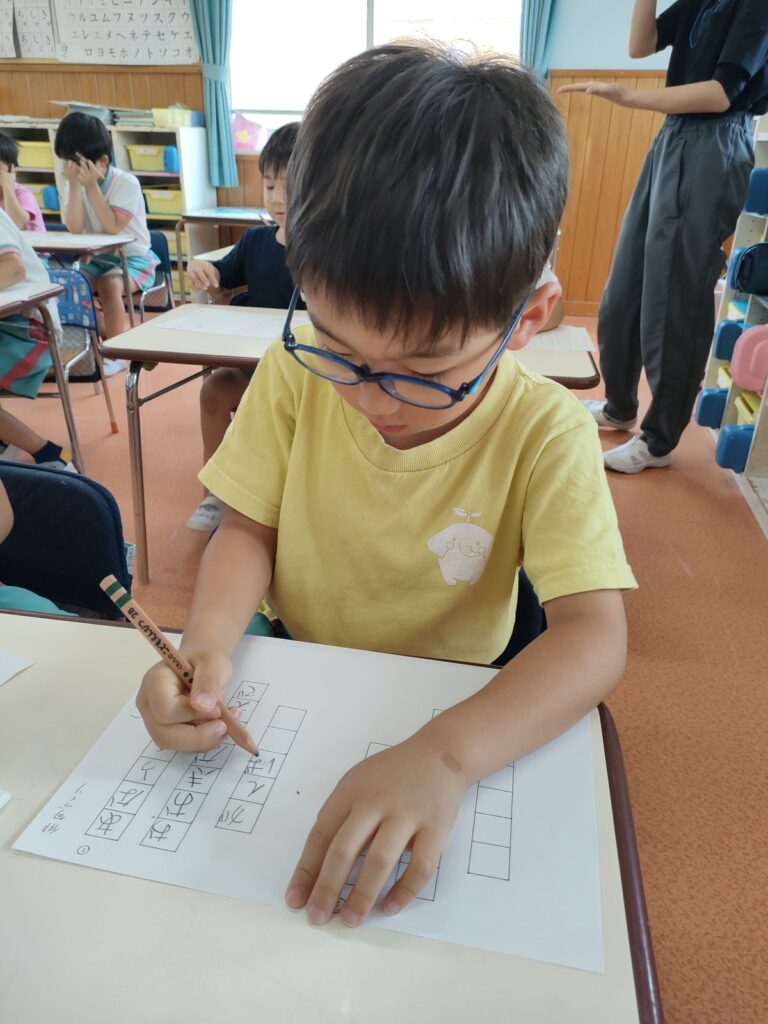指を折りながら五・七・五を数えて、言葉を紡ぐさくら組さん(5歳児クラス)