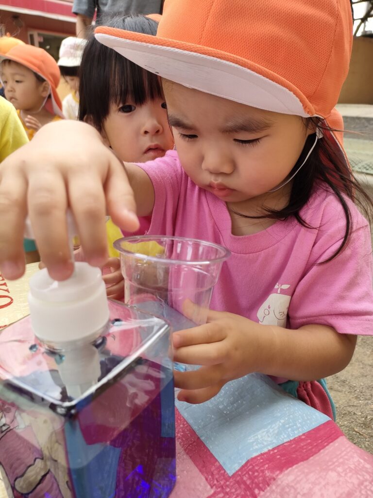 「かんぱーい！」自慢のミックスジュースで乾杯するいちご組さん(2歳児クラス)