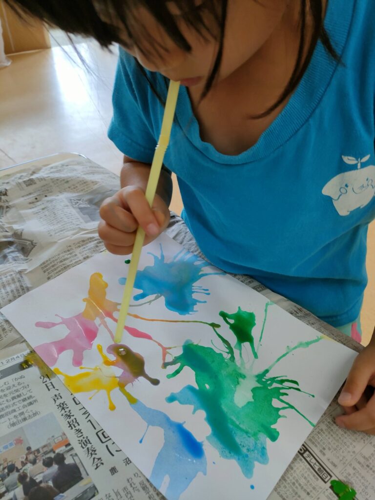 ストローで吹き広げてできた、うめ組さんの「花火みたい！」な吹き絵(3歳児クラス)
