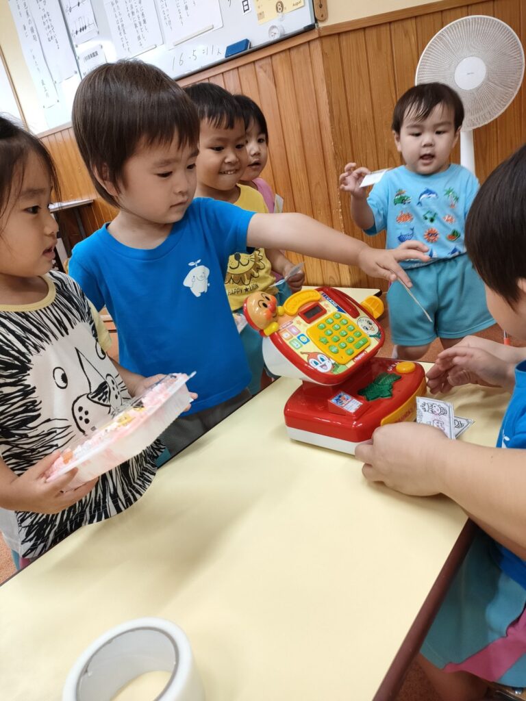 「これ下さい」——お金を渡し合う、いちご組さんのお寿司屋さん