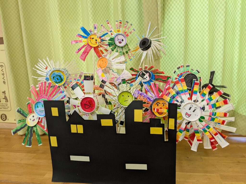 切り込みを開いた紙コップの花火
