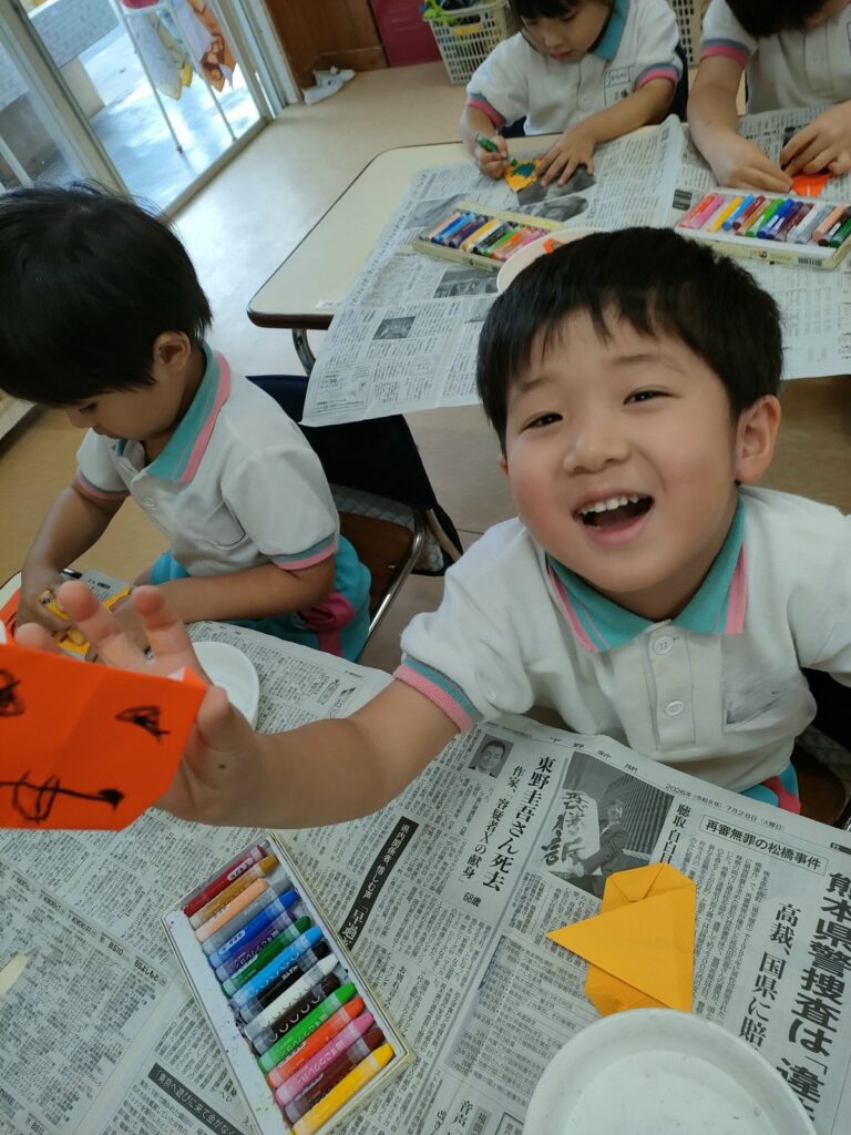 クレヨンでおばけの顔を描くうめ組さん(3歳児クラス)