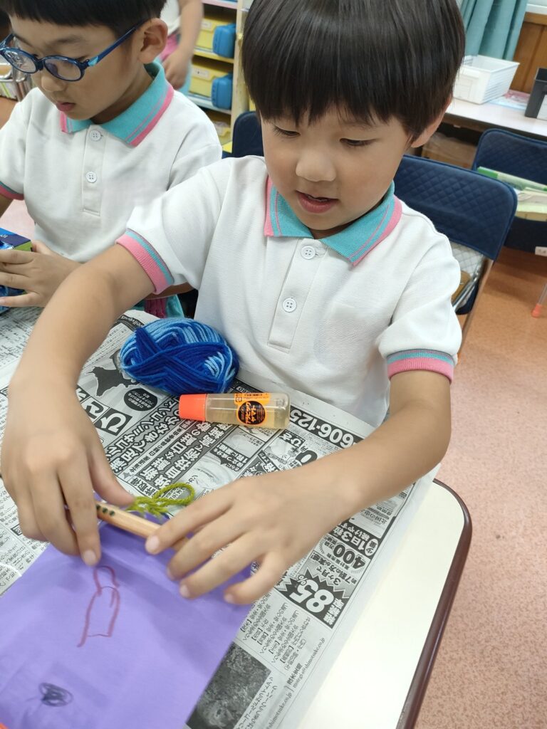 牛乳パックで立体のおばけ作りに向き合うさくら組さん(5歳児クラス)